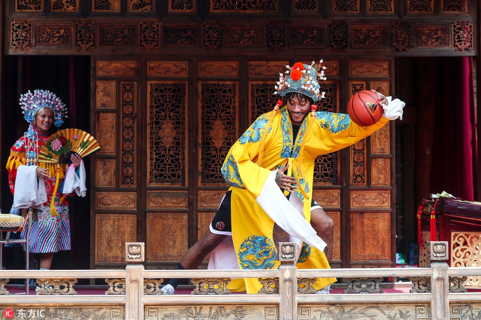 穿戏服运球与兵马俑合影！史上最年轻MVP在六朝古都放飞自我