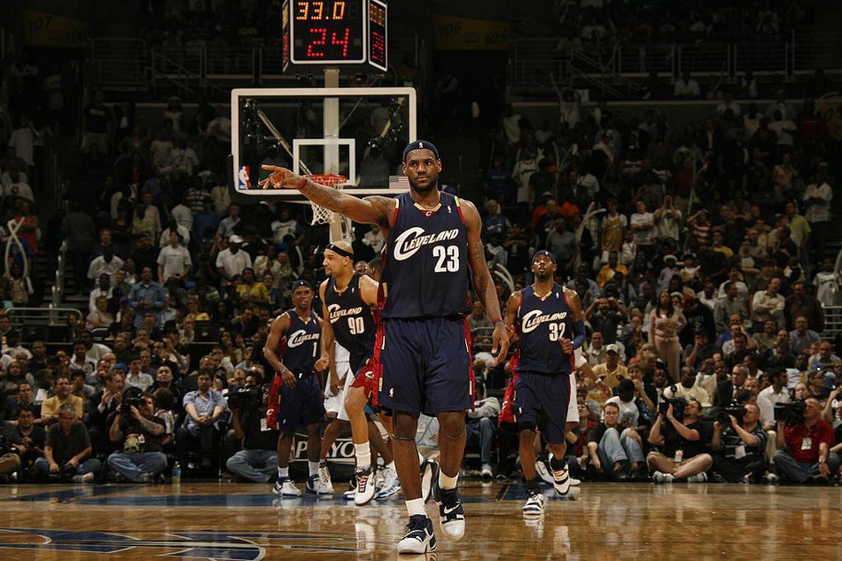 再次告别23号！詹姆斯改穿湖人6号！