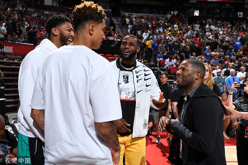 拉斯维加斯上演洛城德比！詹皇浓眉库兹马集体现身助威