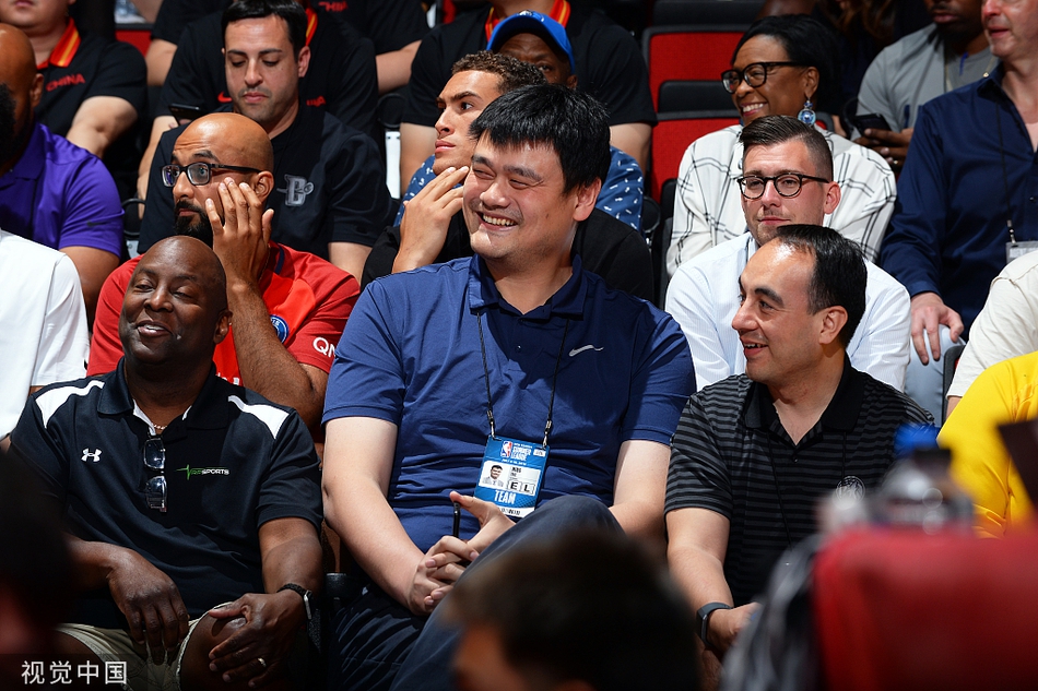 姚明再度现身NBA夏季联赛！看完老东家再督战中国队！