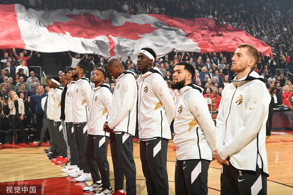 猛龙领取总冠军戒指升冠军旗！现场的每位球迷也人手一个冠军戒指