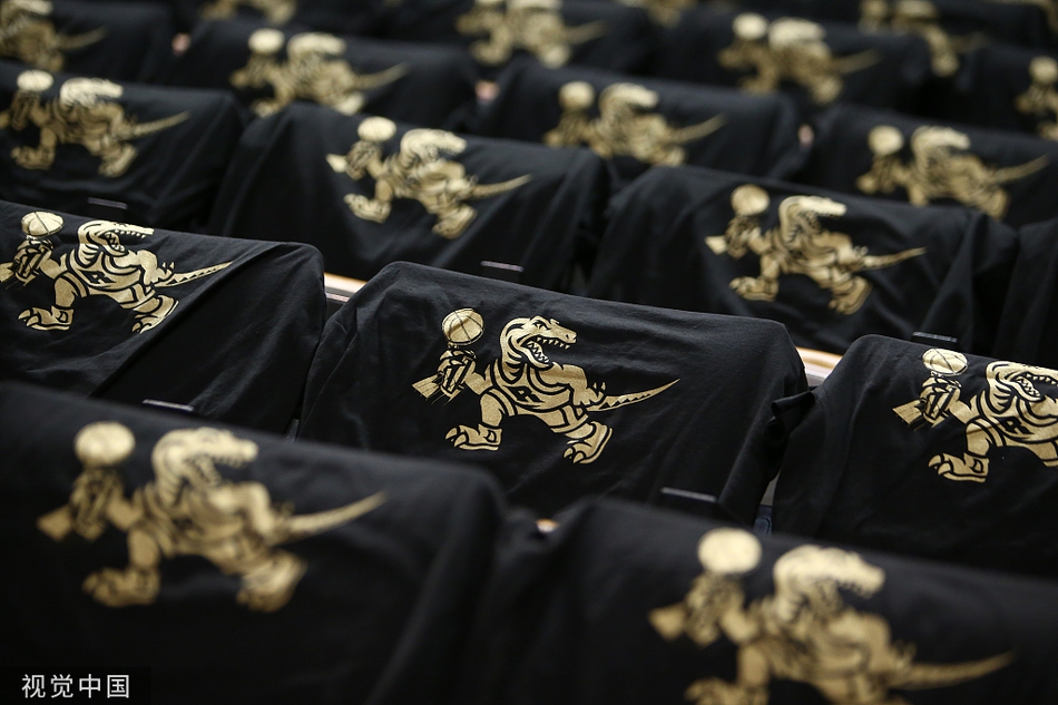 猛龙领取总冠军戒指升冠军旗！现场的每位球迷也人手一个冠军戒指