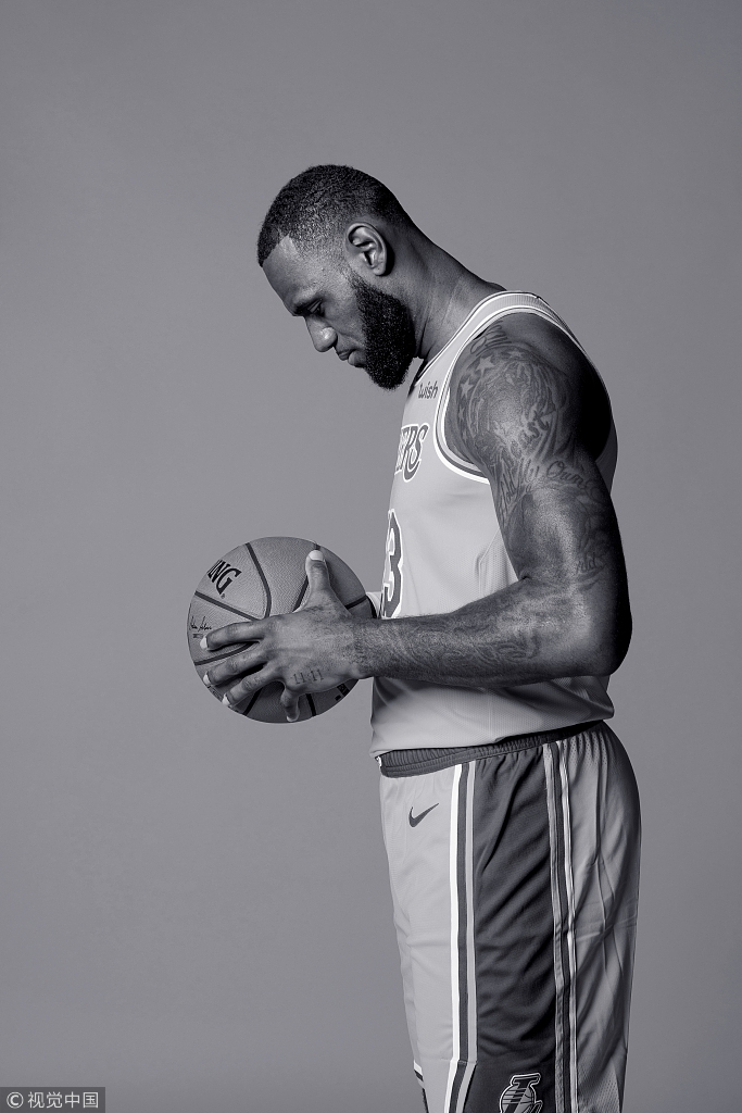 詹姆斯新赛季定妆照新鲜出炉 紫金23你给打几分？