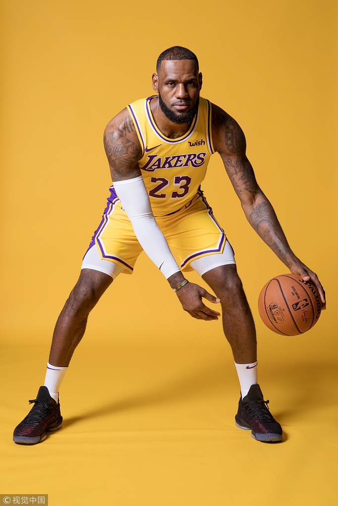 詹姆斯新赛季定妆照新鲜出炉 紫金23你给打几分？