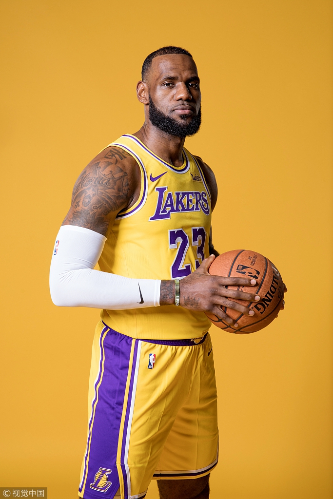 詹姆斯新赛季定妆照新鲜出炉 紫金23你给打几分？