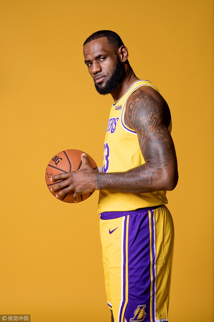 詹姆斯新赛季定妆照新鲜出炉 紫金23你给打几分？