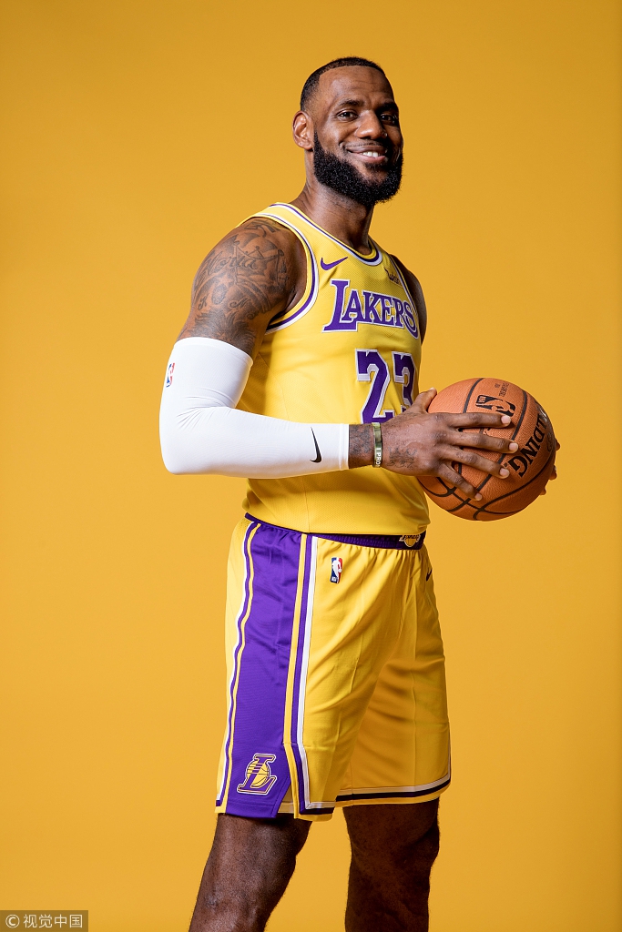 詹姆斯新赛季定妆照新鲜出炉 紫金23你给打几分？
