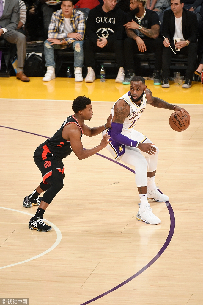 詹姆斯背打洛瑞