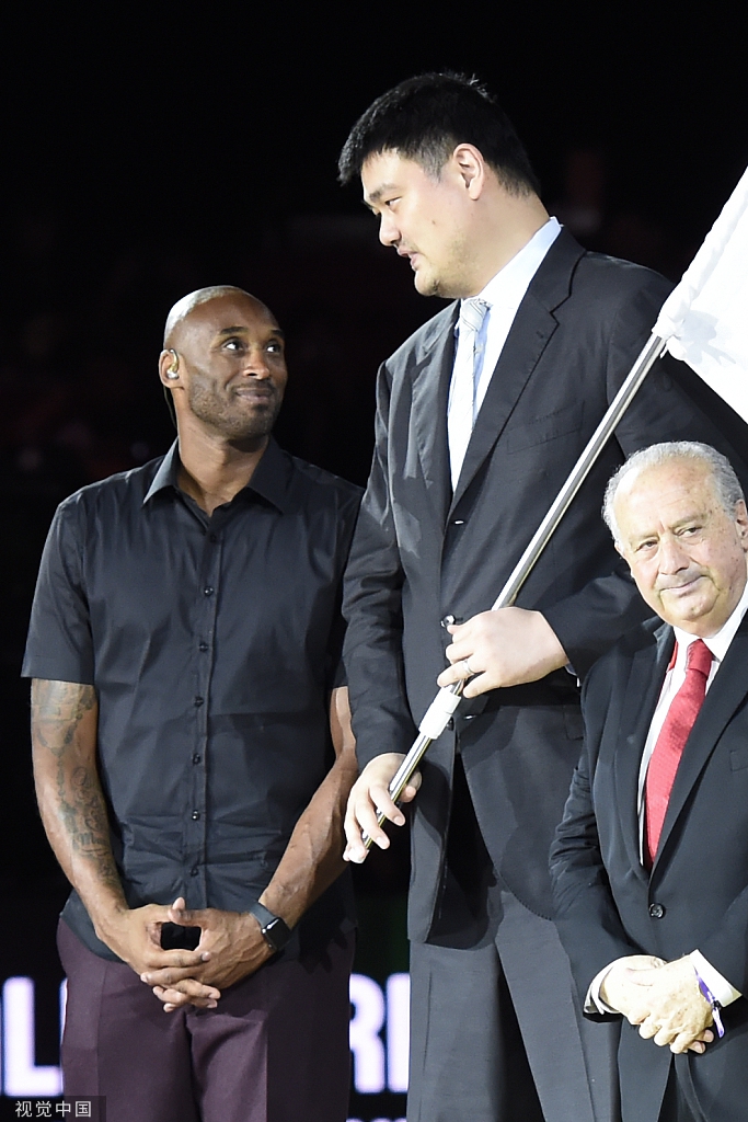 科比姚明再同框!科比秒变小鸟依人 与姚明贴脸说悄悄话