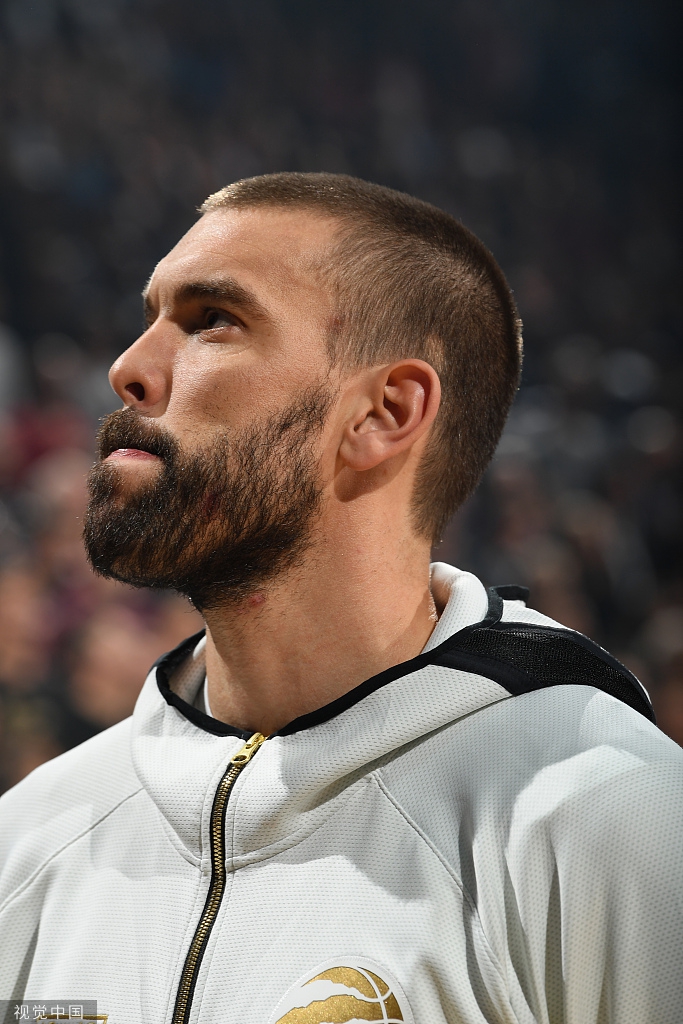 猛龙领取总冠军戒指升冠军旗！现场的每位球迷也人手一个冠军戒指