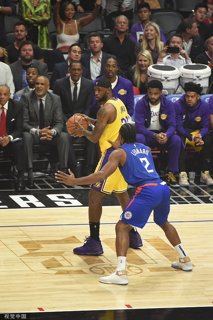 詹姆斯背打莱昂纳德