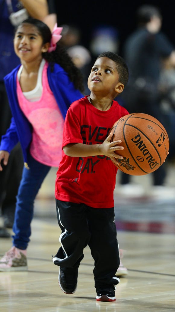 NBA最萌的巨星之子！那个萌翻科比的CP4十岁了！画风变成了这样