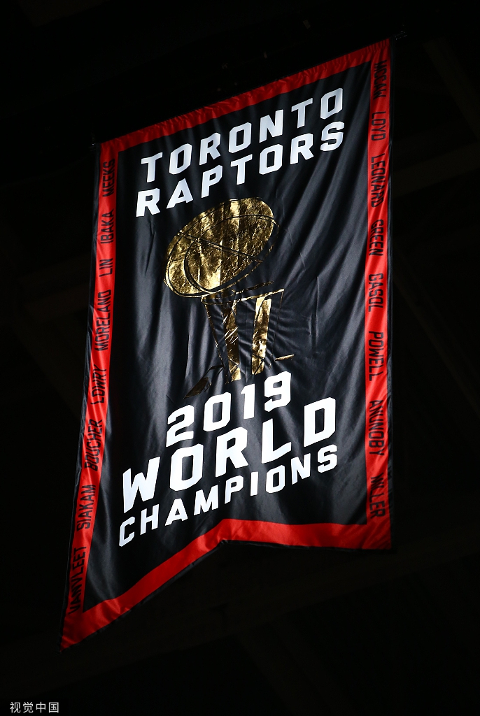 猛龙领取总冠军戒指升冠军旗！现场的每位球迷也人手一个冠军戒指