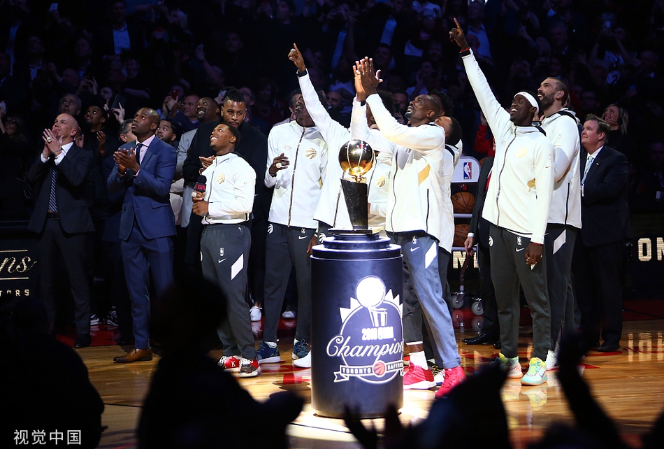 猛龙领取总冠军戒指升冠军旗！现场的每位球迷也人手一个冠军戒指