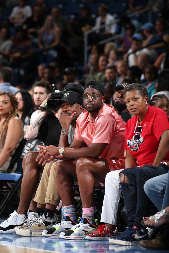 浓眉韦德同场观战WNBA！除了詹姆斯现任和前任 两人还有这关系