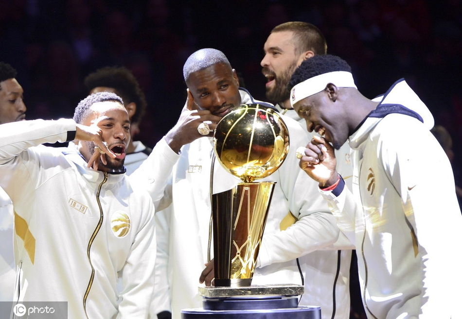 猛龙领取总冠军戒指升冠军旗！现场的每位球迷也人手一个冠军戒指