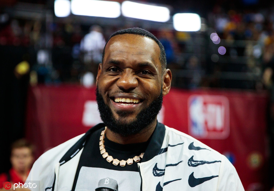 拉斯维加斯上演洛城德比！詹皇浓眉库兹马集体现身助威