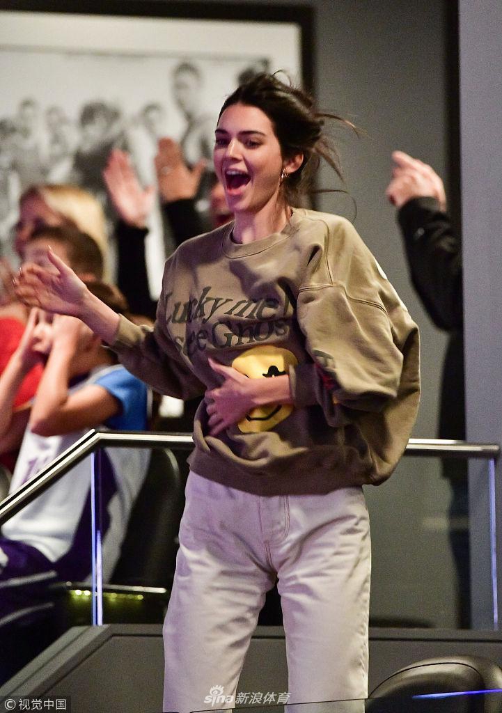 渣男本渣？西蒙斯竟背叛詹娜 这么有钱有颜爱看球的女神上哪找