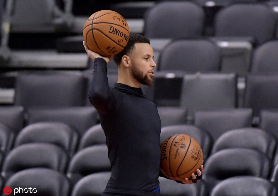 勇士总决赛前轻松训练！库里花式搞怪 科尔亲自上阵秀投篮