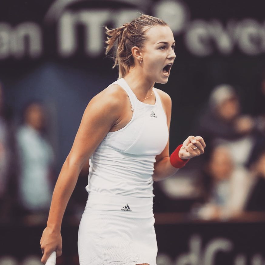 21岁网坛美少女身穿湖人球衣到斯台普斯观赛！这也太美了吧！