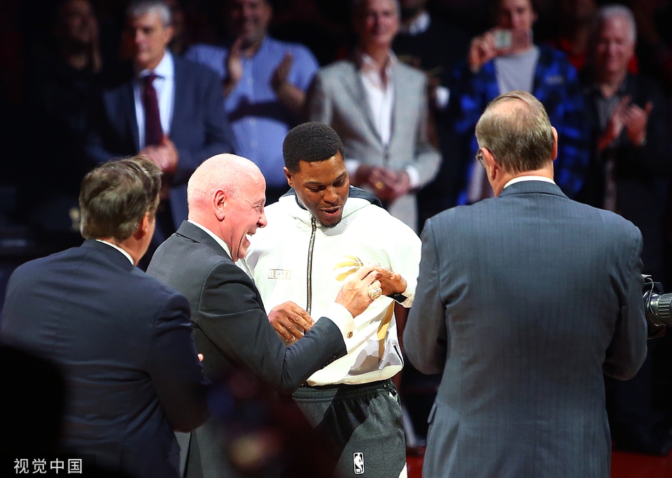 猛龙领取总冠军戒指升冠军旗！现场的每位球迷也人手一个冠军戒指