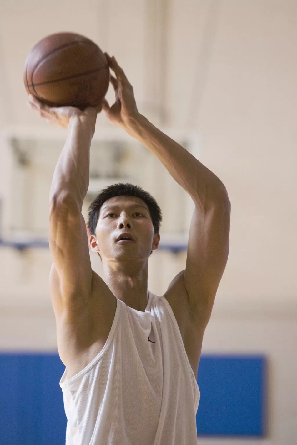 老照片！07年刚进NBA的易建联！感受下当年易帝的盛世美颜