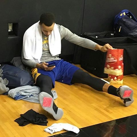 爆米花骨灰粉！库里真是不放过任何一个吃爆米花的机会啊