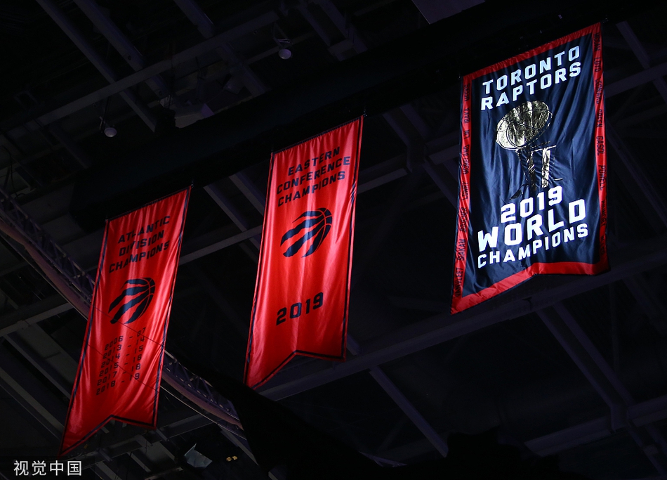 猛龙领取总冠军戒指升冠军旗！现场的每位球迷也人手一个冠军戒指