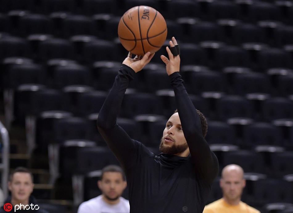 勇士总决赛前轻松训练！库里花式搞怪 科尔亲自上阵秀投篮