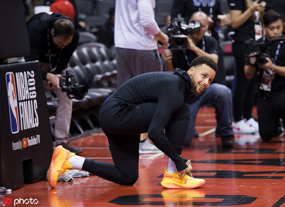 勇士总决赛前轻松训练！库里花式搞怪 科尔亲自上阵秀投篮