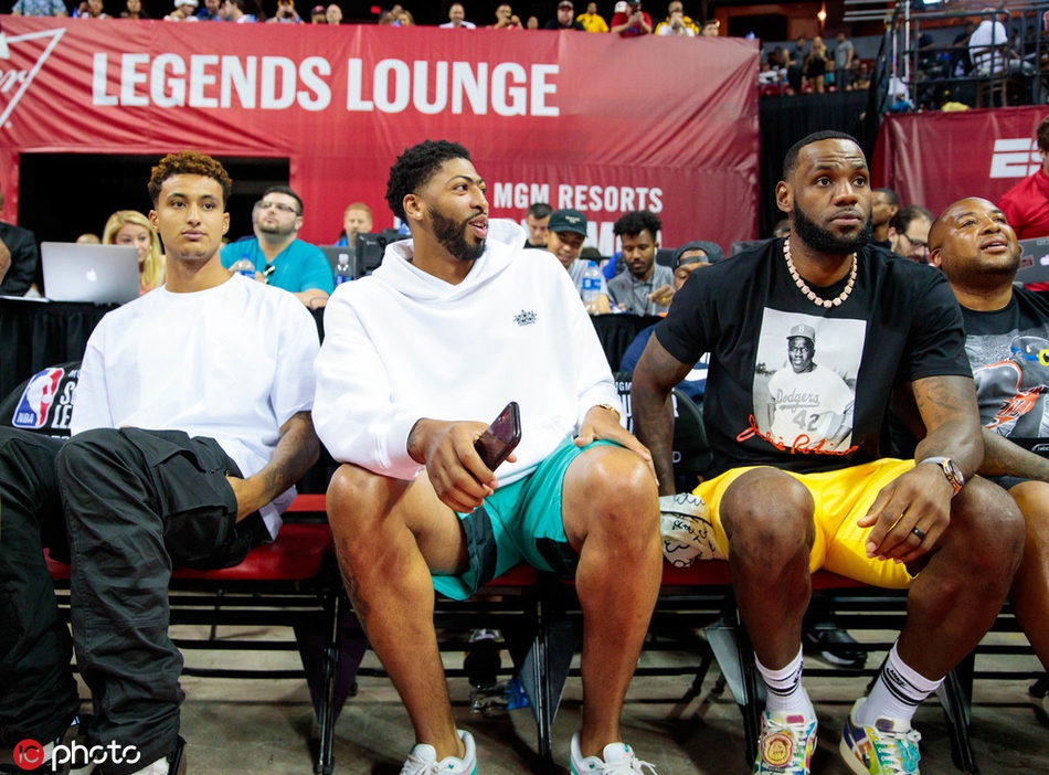 拉斯维加斯上演洛城德比！詹皇浓眉库兹马集体现身助威