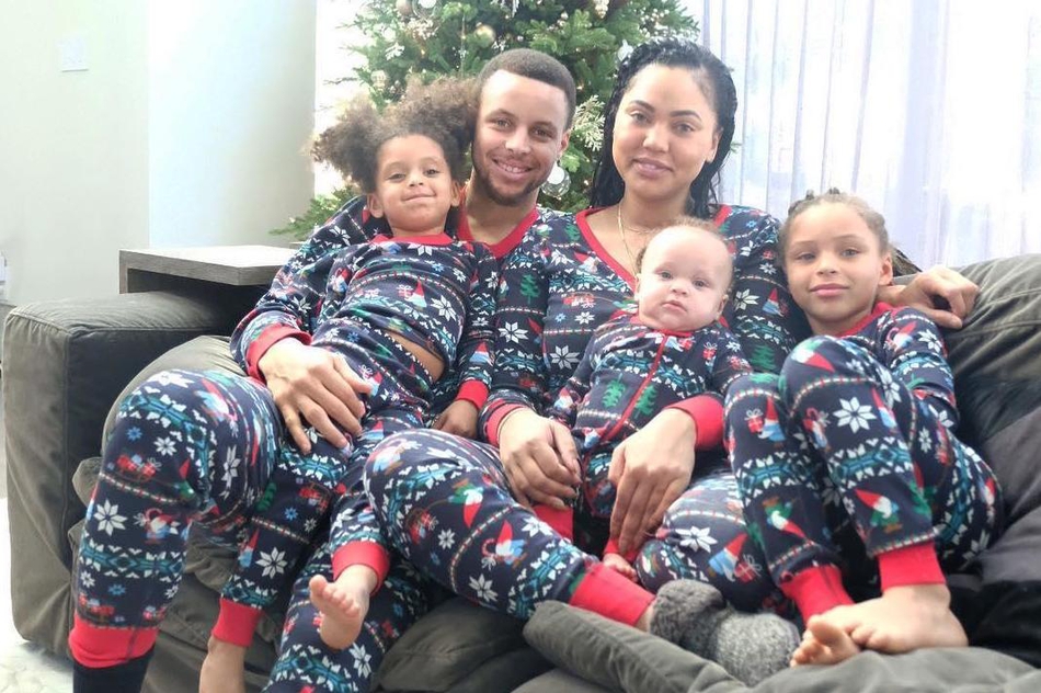 库里晒一家五口欢乐出游！炫耀儿子和女儿！科比含泪点赞