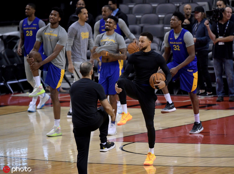 勇士总决赛前轻松训练！库里花式搞怪 科尔亲自上阵秀投篮
