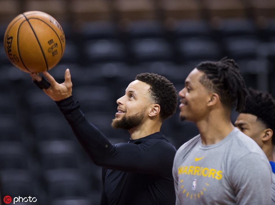 勇士总决赛前轻松训练！库里花式搞怪 科尔亲自上阵秀投篮