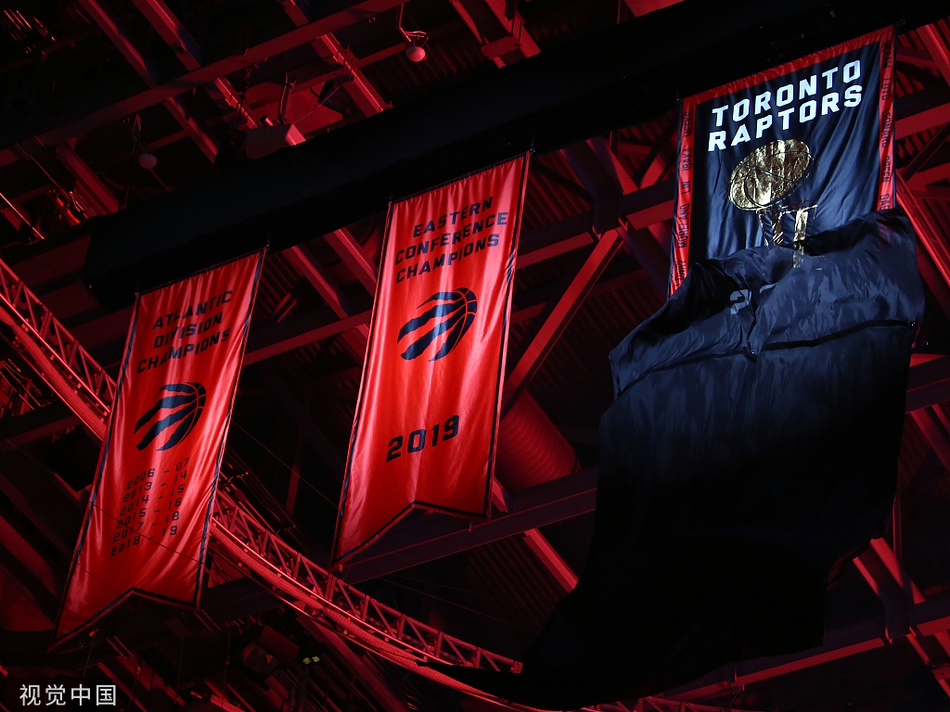 猛龙领取总冠军戒指升冠军旗！现场的每位球迷也人手一个冠军戒指