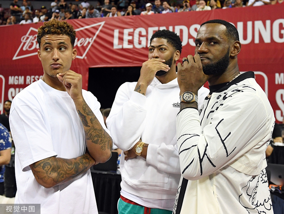 拉斯维加斯上演洛城德比！詹皇浓眉库兹马集体现身助威