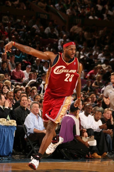 再次告别23号！詹姆斯改穿湖人6号！