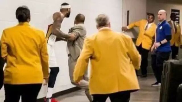 考辛斯要冲进勇士更衣室揍杜兰特