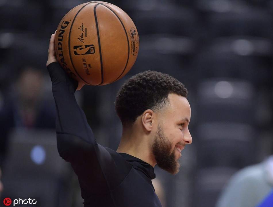 勇士总决赛前轻松训练！库里花式搞怪 科尔亲自上阵秀投篮