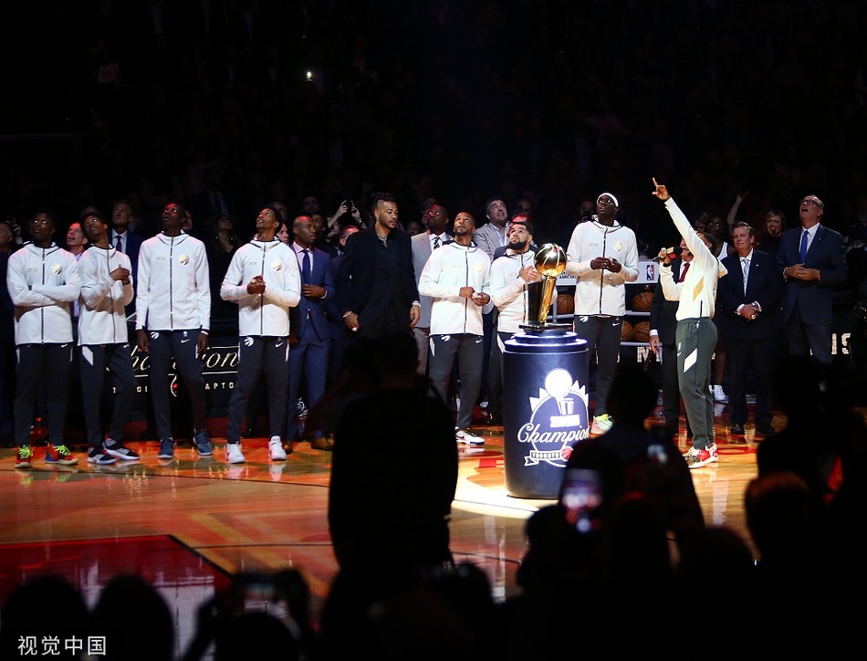 猛龙领取总冠军戒指升冠军旗！现场的每位球迷也人手一个冠军戒指