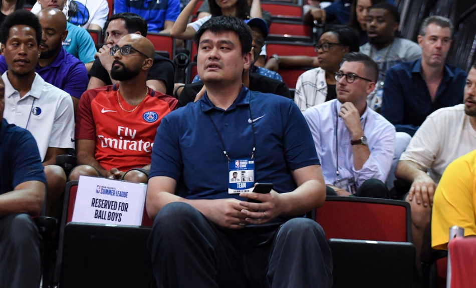 姚明再度现身NBA夏季联赛！看完老东家再督战中国队！