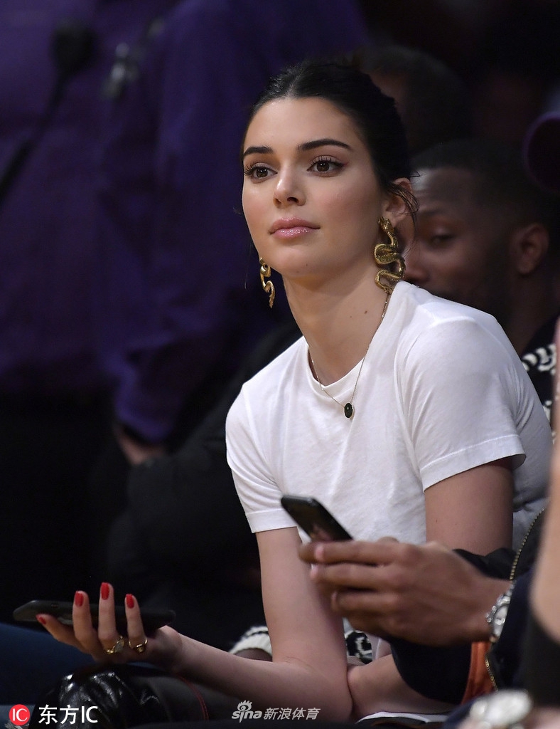 渣男本渣？西蒙斯竟背叛詹娜 这么有钱有颜爱看球的女神上哪找