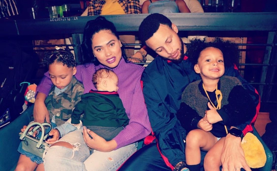 库里晒一家五口欢乐出游！炫耀儿子和女儿！科比含泪点赞