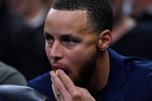 爆米花骨灰粉！库里真是不放过任何一个吃爆米花的机会啊