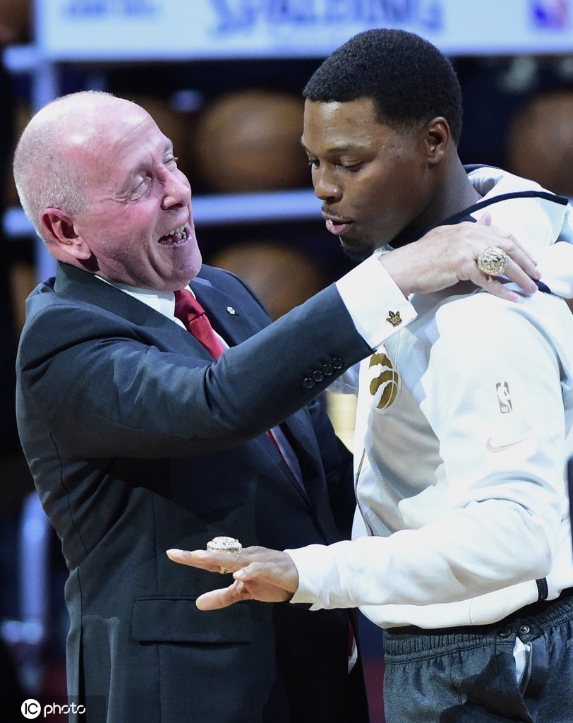 猛龙领取总冠军戒指升冠军旗！现场的每位球迷也人手一个冠军戒指