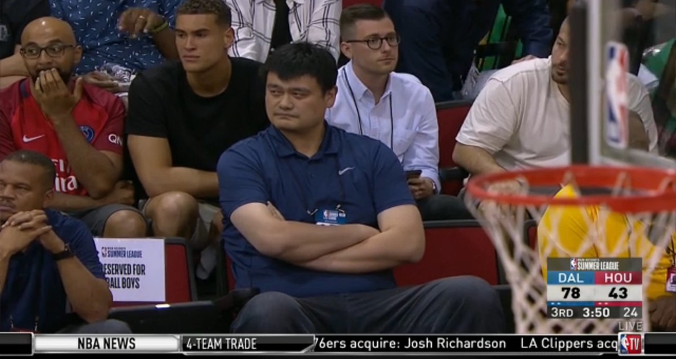 姚明再度现身NBA夏季联赛！看完老东家再督战中国队！