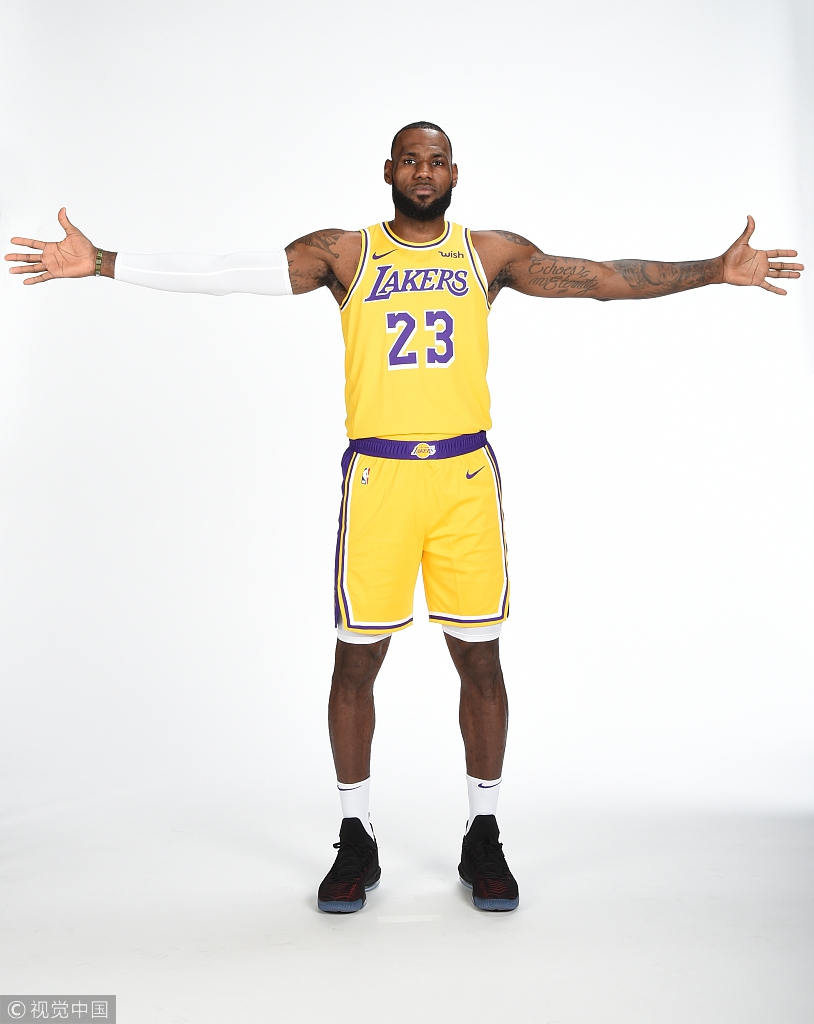 詹姆斯新赛季定妆照新鲜出炉 紫金23你给打几分？