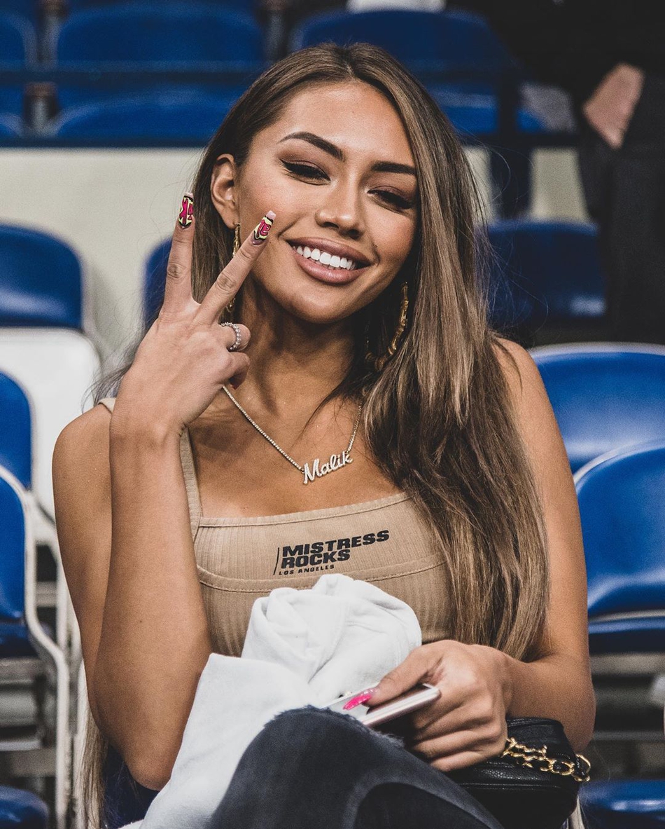 两大球星为她争风吃醋大打出手！这位22岁美女嫩模什么来头？