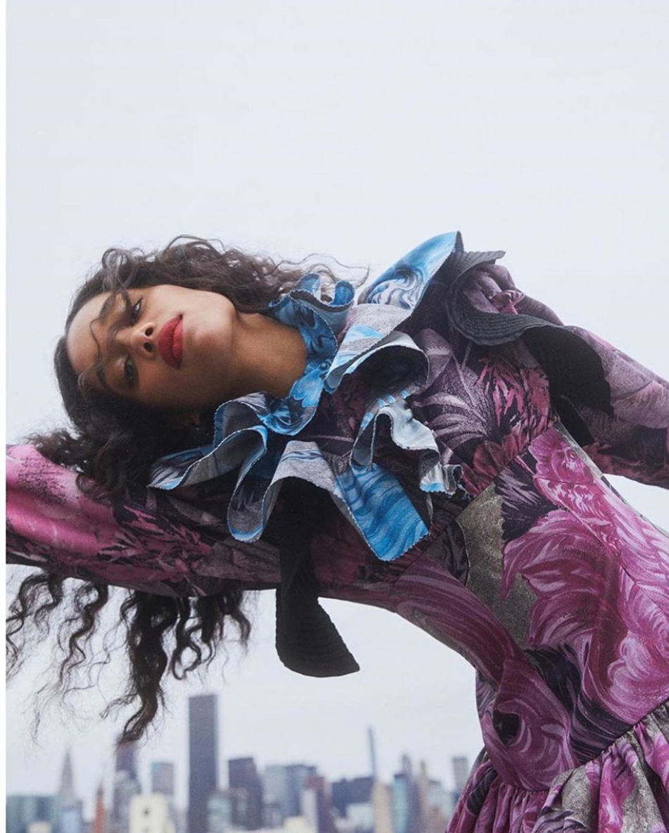 新鲜狗粮！克莱与女友林间开心嬉戏 勇士7连败了你知道吗？