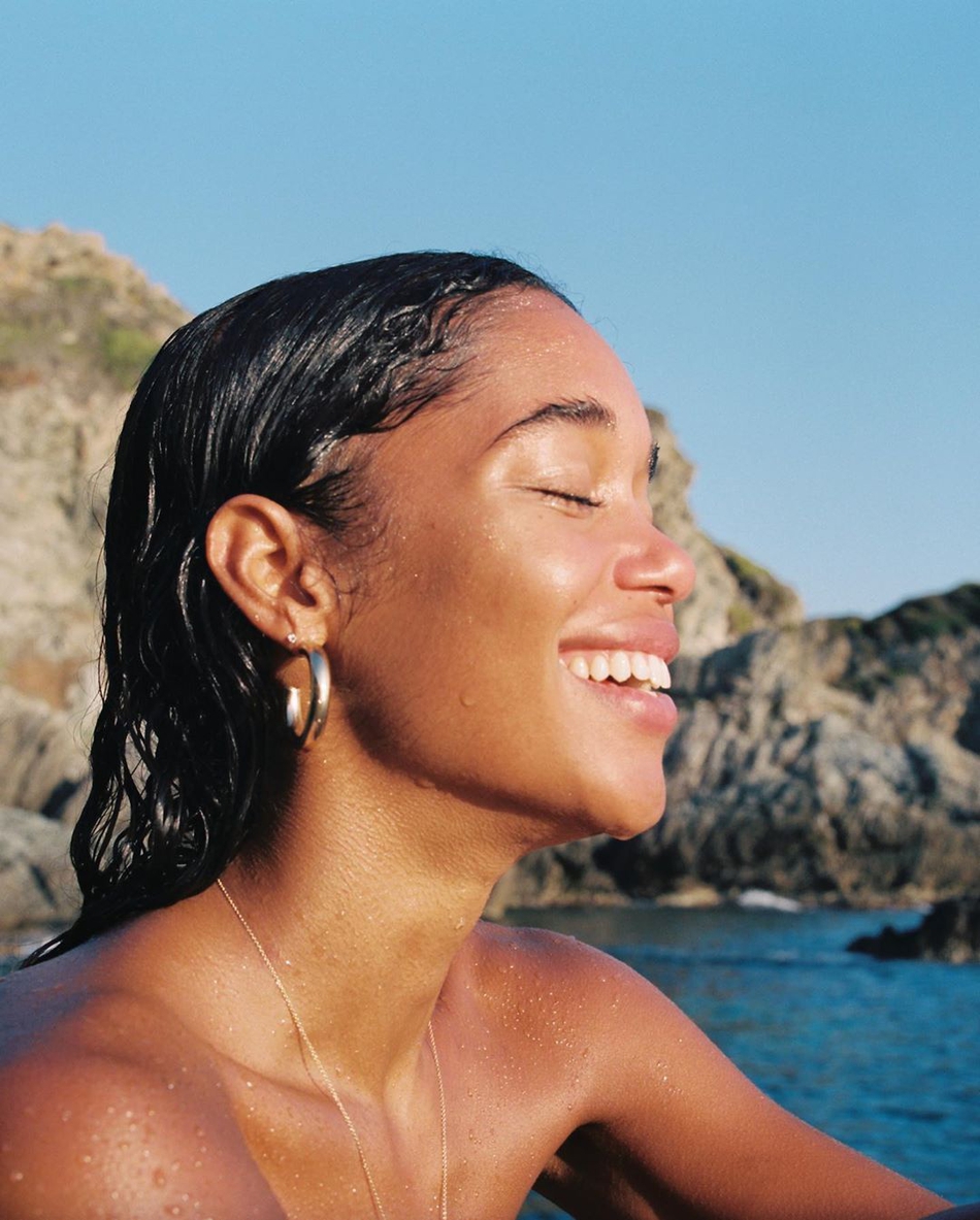 新鲜狗粮！克莱与女友林间开心嬉戏 勇士7连败了你知道吗？